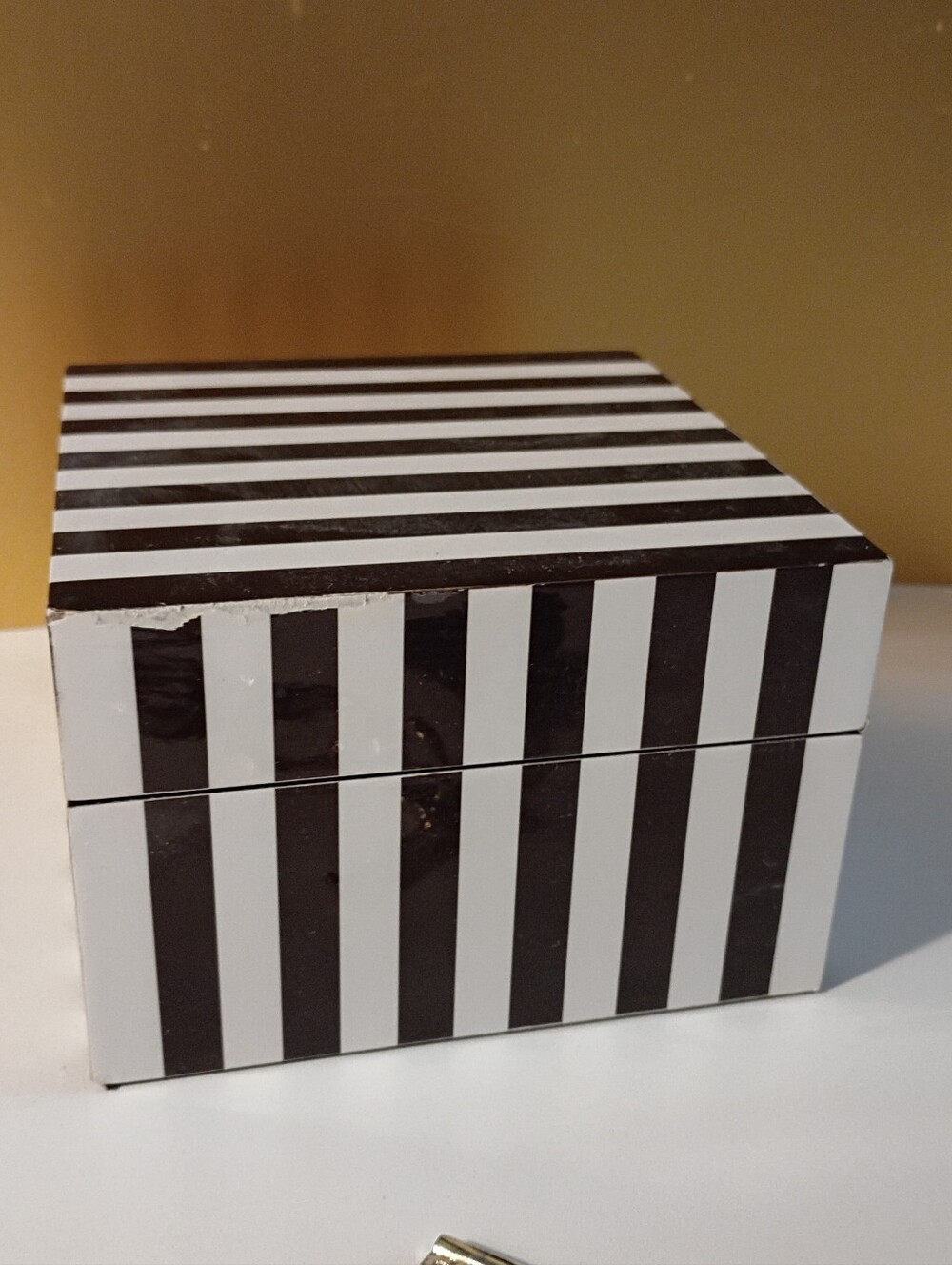 Henri Bendel Brown & White Striped Small Jewelry Box with Heart Tassel Keychain - Picture 4 of 10